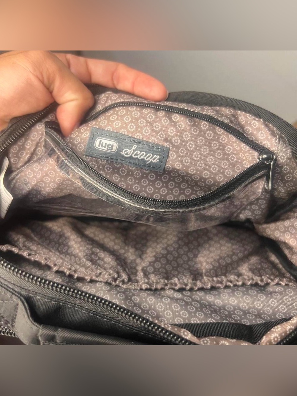 Lug Black unisex Messenger Bag with adjustable strap. - Picture 4 of 8